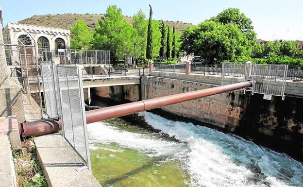 Inicio del canal de la Acequia Real, tras la toma en el azud de Antella y la casa de las compuertas. 