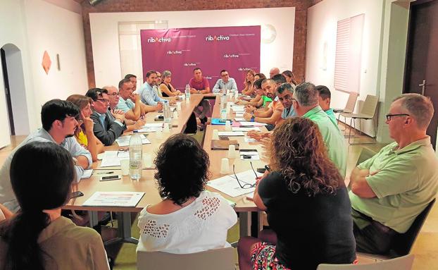 Reunión de trabajo entre responsables municipales y con agentes sociales.