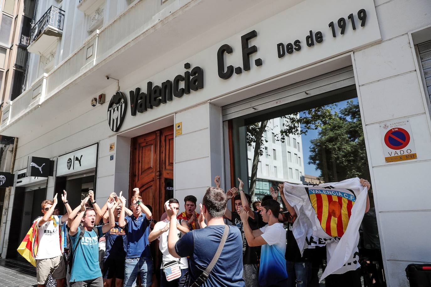 Crisis en el Valencia CF | Reunión de la afición en apoyo a Alemany ante las puertas de la sede del Valencia. 