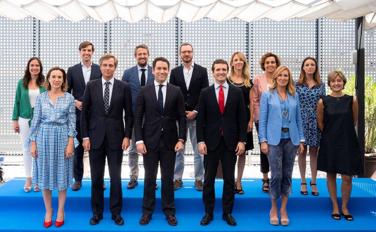 Pablo Casado junto a los nuevos integrantes del Comité Ejecutivo del PP.