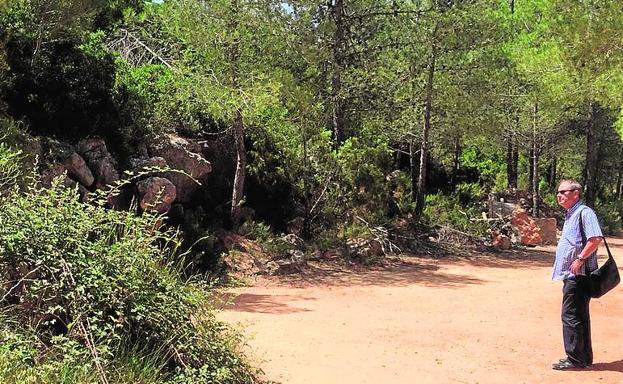 El padre del joven observa el lugar donde desapareció su hijo. 