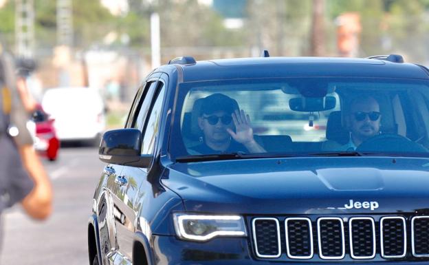 Murthy llega a la ciudad deportiva de Paterna en el coche. 