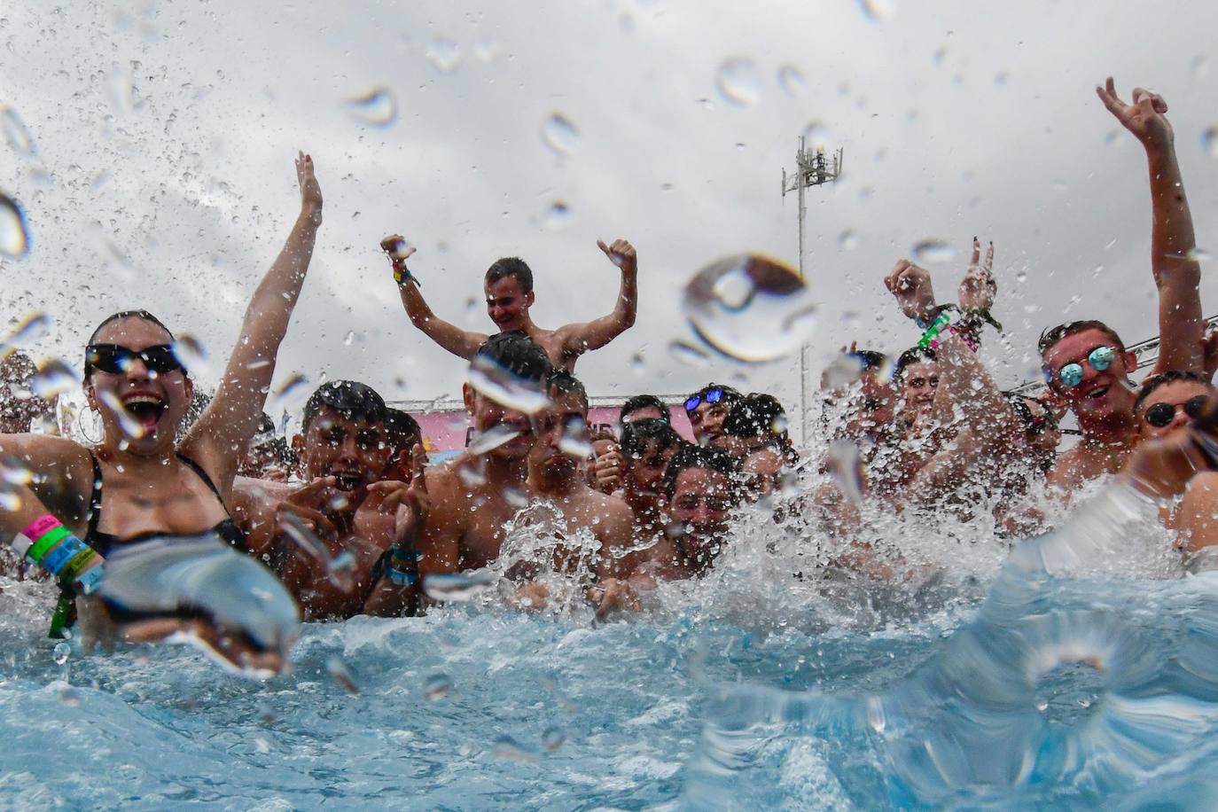 El Arenal Sound no se cansa de batir récords. Miles de jóvenes han llegado de forma masiva a Burriana (Castellón) para disfrutar de uno de los festivales más famosos del verano, que tiene lugar del 1 al 4 de agosto, aunque los 'sounders' viven ya sus famosas fiestas de bienvenida. Entre los mayores alicientes musicales del evento se encuentran artistas como Martin Garrix, Lola índigo, 30 seconds to Mars, Don Diablo, Farruko, Anitta, Oliver Helders, Karol G, C. Tangana, Morat, Beret, Iván Ferreiro, Dorian, Fangoria o La Pegatina. 