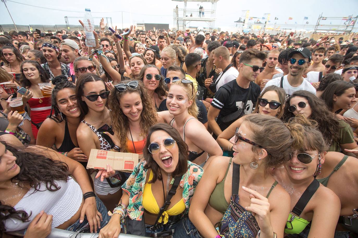 El Arenal Sound no se cansa de batir récords. Miles de jóvenes han llegado de forma masiva a Burriana (Castellón) para disfrutar de uno de los festivales más famosos del verano, que tiene lugar del 1 al 4 de agosto, aunque los 'sounders' viven ya sus famosas fiestas de bienvenida. Entre los mayores alicientes musicales del evento se encuentran artistas como Martin Garrix, Lola índigo, 30 seconds to Mars, Don Diablo, Farruko, Anitta, Oliver Helders, Karol G, C. Tangana, Morat, Beret, Iván Ferreiro, Dorian, Fangoria o La Pegatina.