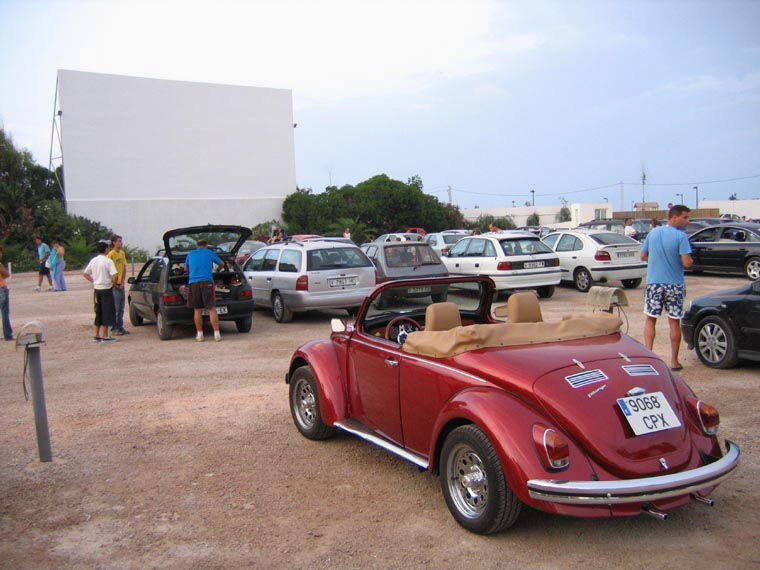 Evitando tópicos, Valencia ofrece multitud de cosas que merece la pena hacer al menos una vez en la vida. Aquí van 25: 1. Ver una película en el cine de verano de Pinedo.