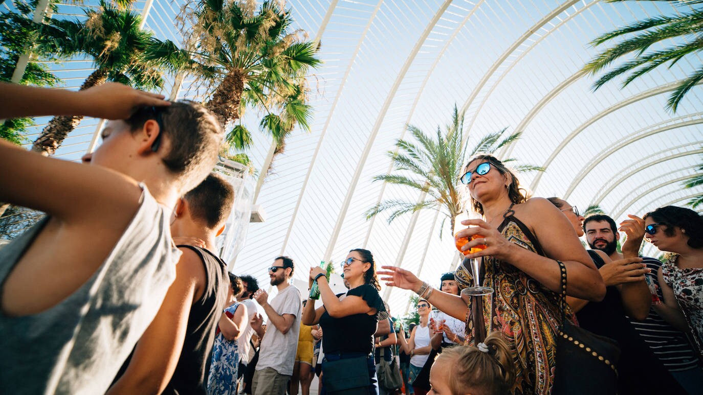 Con la terraza de El Umbracle como escenario, desde junio hasta noviembre, Berenar! encenderá el horario vespertino durante los domingos (de 17 a 22h y acceso libre y gratuito) para reivindicar el entorno del Turia como el marco idóneo para protagonizar parte de la programación musical de Valencia. El pasado domingo, el público valenciano acudió a ver el concierto de la banda Tiki Phantoms, una de las mejores formaciones de rock&surf en activo.