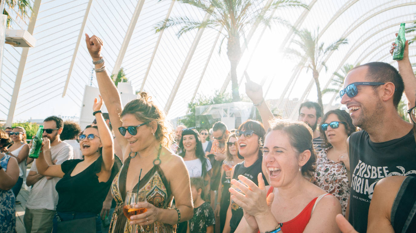 Con la terraza de El Umbracle como escenario, desde junio hasta noviembre, Berenar! encenderá el horario vespertino durante los domingos (de 17 a 22h y acceso libre y gratuito) para reivindicar el entorno del Turia como el marco idóneo para protagonizar parte de la programación musical de Valencia. El pasado domingo, el público valenciano acudió a ver el concierto de la banda Tiki Phantoms, una de las mejores formaciones de rock&surf en activo.