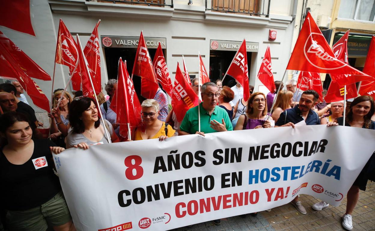 CCOO y UGT se manifiestan en la calle Colón de Valencia por el bloqueo de las negociaciones del convenio de hostelería 