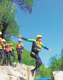 Imagen secundaria 2 - El circuito de puentes colgantes o el barranquismo acuático son algunas de las actividades para los más deportistas. 