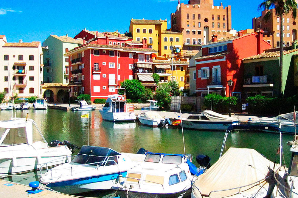 9. Conocer los canales de Port Saplaya, la 'Venecia valenciana'.