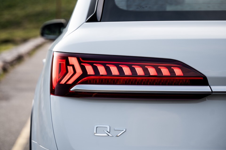 La segunda generación de uno de los todoterreno de mayor tamaño de Audi se actualiza. El nuevo Q7, ya a la venta, se caracteriza por una profunda actualización, con novedades tanto visuales como técnicas. 