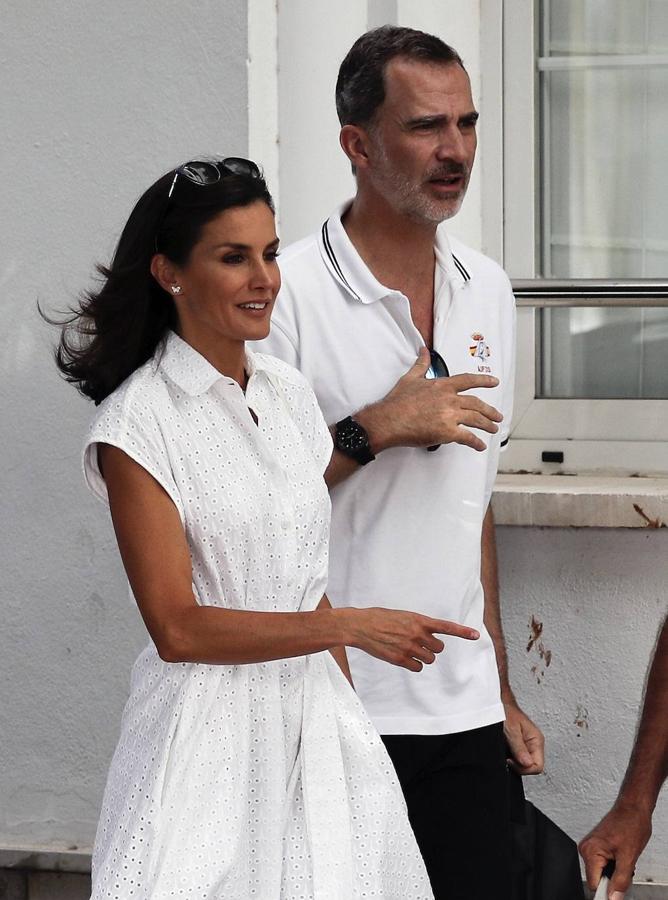 Los Reyes y sus hijas, la princesa Leonor y la infanta Sofía, disfrutan ya de sus vacaciones en el Palacio de Marivent de Palma, durante las que don Felipe va a combinar su actividad institucional con el ocio y el descanso en familia. Unos días más tarde de lo que suele ser habitual respecto a años anteriores, los reyes se instalan en la capital balear después de que concluyeran su agenda oficial en Madrid. 