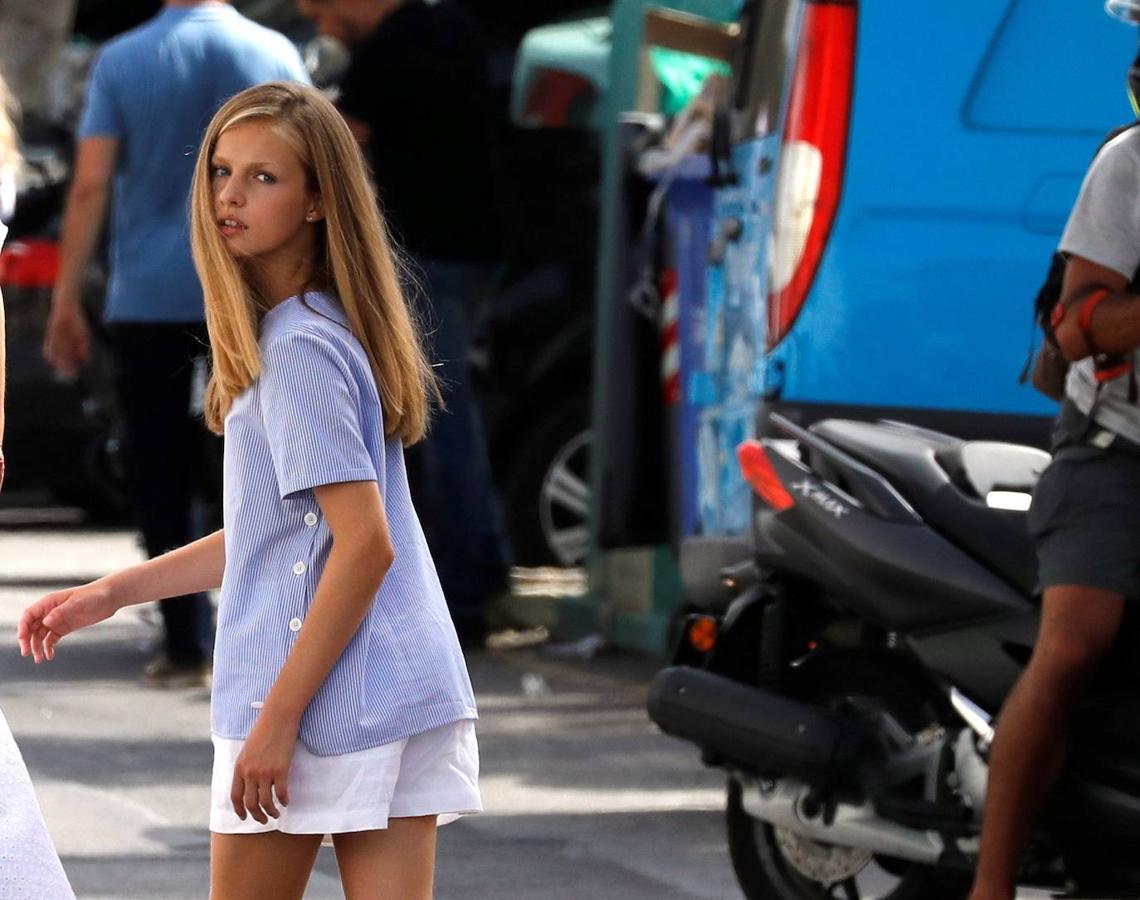 Los Reyes y sus hijas, la princesa Leonor y la infanta Sofía, disfrutan ya de sus vacaciones en el Palacio de Marivent de Palma, durante las que don Felipe va a combinar su actividad institucional con el ocio y el descanso en familia. Unos días más tarde de lo que suele ser habitual respecto a años anteriores, los reyes se instalan en la capital balear después de que concluyeran su agenda oficial en Madrid. 