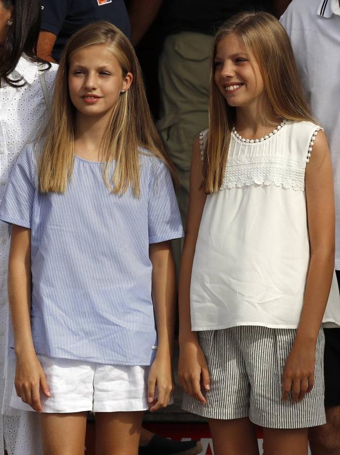 Los Reyes y sus hijas, la princesa Leonor y la infanta Sofía, disfrutan ya de sus vacaciones en el Palacio de Marivent de Palma, durante las que don Felipe va a combinar su actividad institucional con el ocio y el descanso en familia. Unos días más tarde de lo que suele ser habitual respecto a años anteriores, los reyes se instalan en la capital balear después de que concluyeran su agenda oficial en Madrid. 