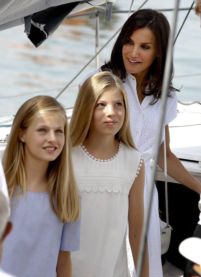 Los Reyes y sus hijas, la princesa Leonor y la infanta Sofía, disfrutan ya de sus vacaciones en el Palacio de Marivent de Palma, durante las que don Felipe va a combinar su actividad institucional con el ocio y el descanso en familia. Unos días más tarde de lo que suele ser habitual respecto a años anteriores, los reyes se instalan en la capital balear después de que concluyeran su agenda oficial en Madrid. 