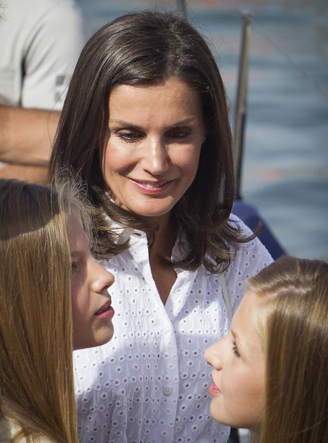 Los Reyes y sus hijas, la princesa Leonor y la infanta Sofía, disfrutan ya de sus vacaciones en el Palacio de Marivent de Palma, durante las que don Felipe va a combinar su actividad institucional con el ocio y el descanso en familia. Unos días más tarde de lo que suele ser habitual respecto a años anteriores, los reyes se instalan en la capital balear después de que concluyeran su agenda oficial en Madrid. 