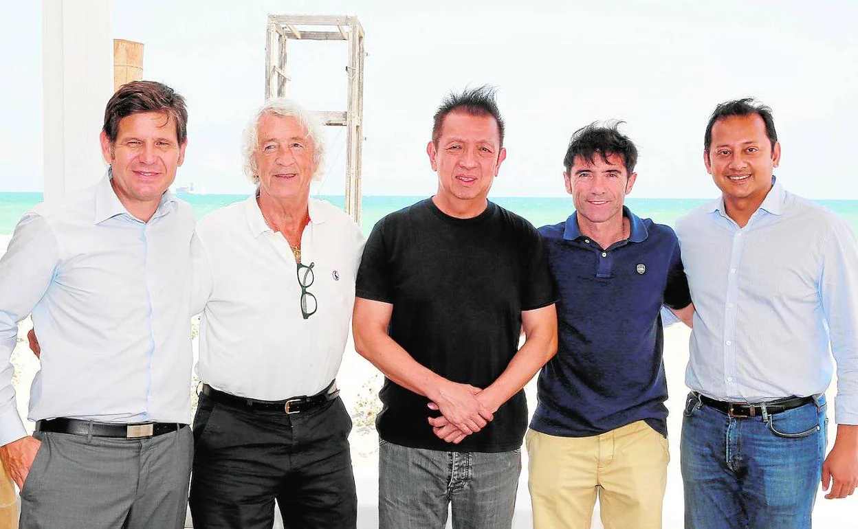 Mateo Alemany, Juan Cruz Sol, Peter Lim, Marcelino y Anil Murthy, en una de las visitas del dueño del club. 