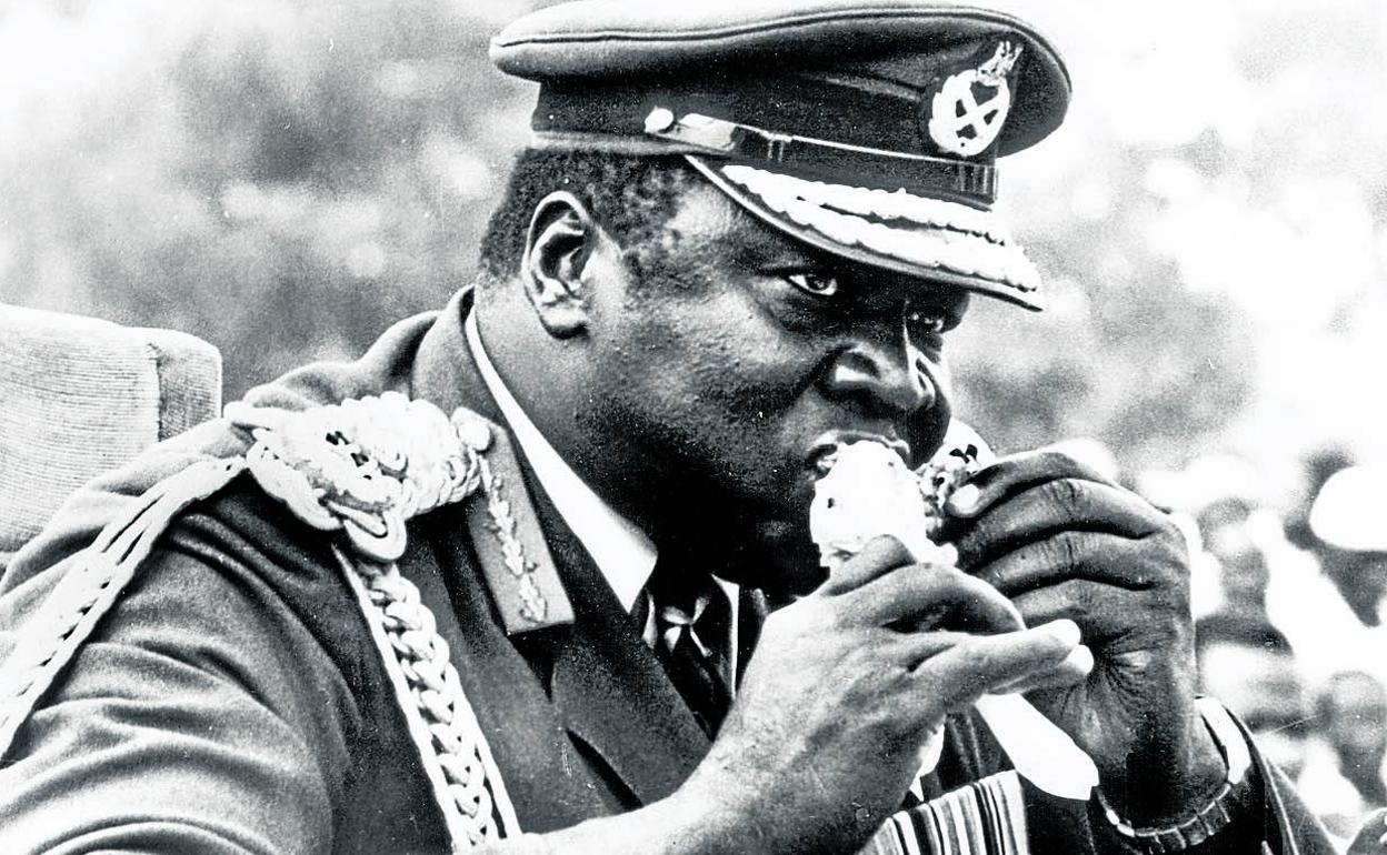El temible dictador de Uganda Idi Amin da cuenta de un muslo de pollo durante un desfile. 