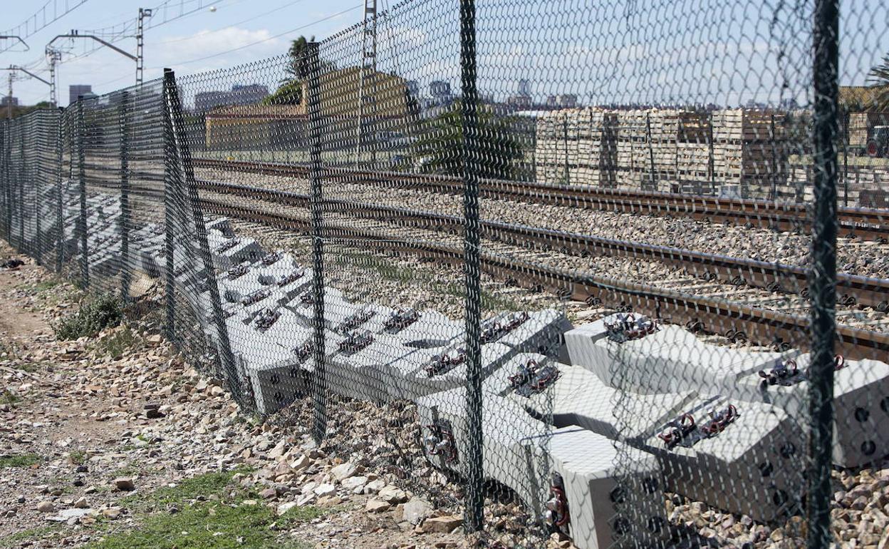 Traviesas del tercer carril de las obras realizadas el verano pasado.