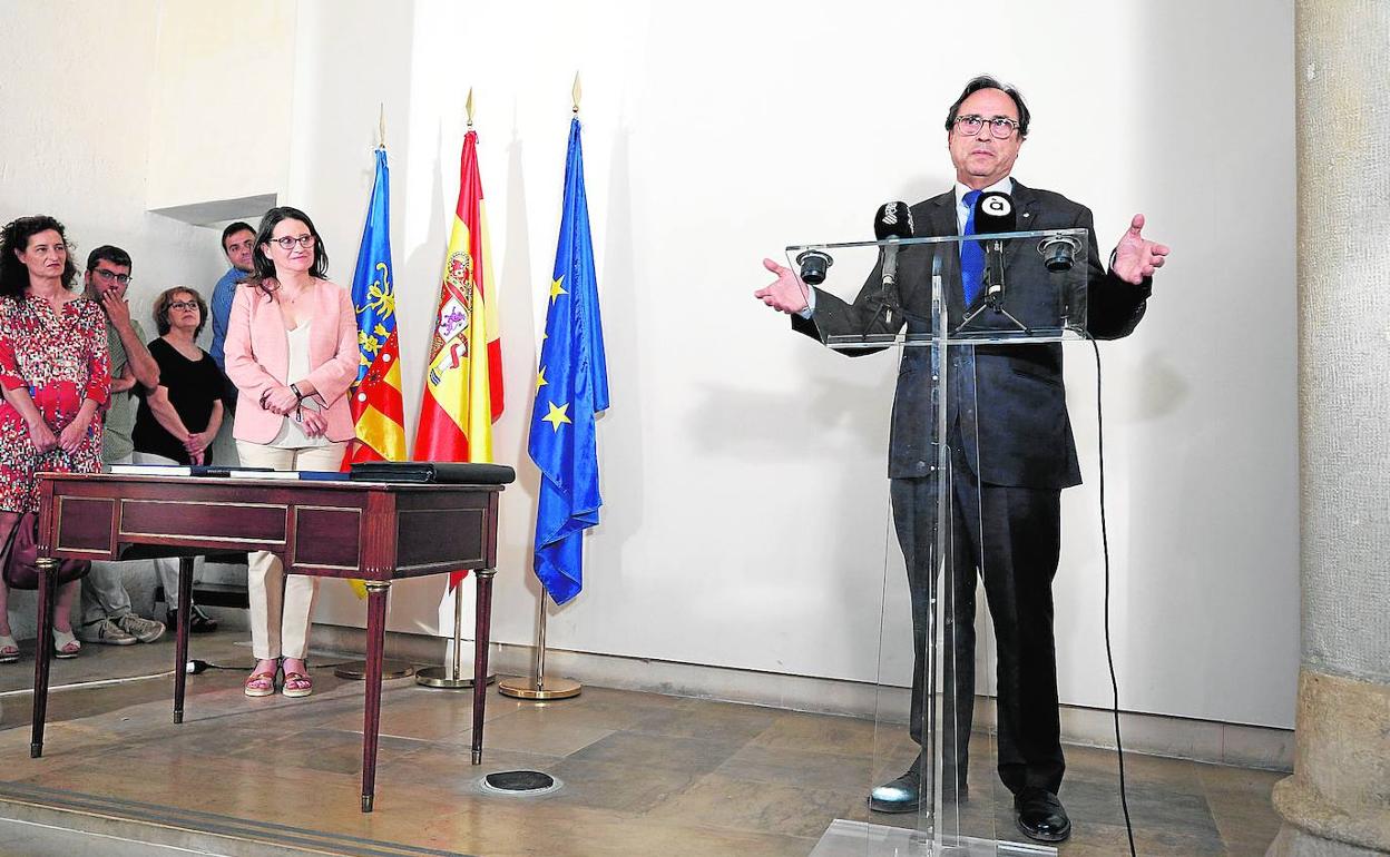 El conseller de Hacienda, Vicent Soler, interviene en presencia de la vicepresidenta, Mónica Oltra. 