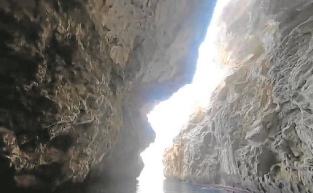 Una de las cuevas que ha explorado en la costa de Xàbia. 