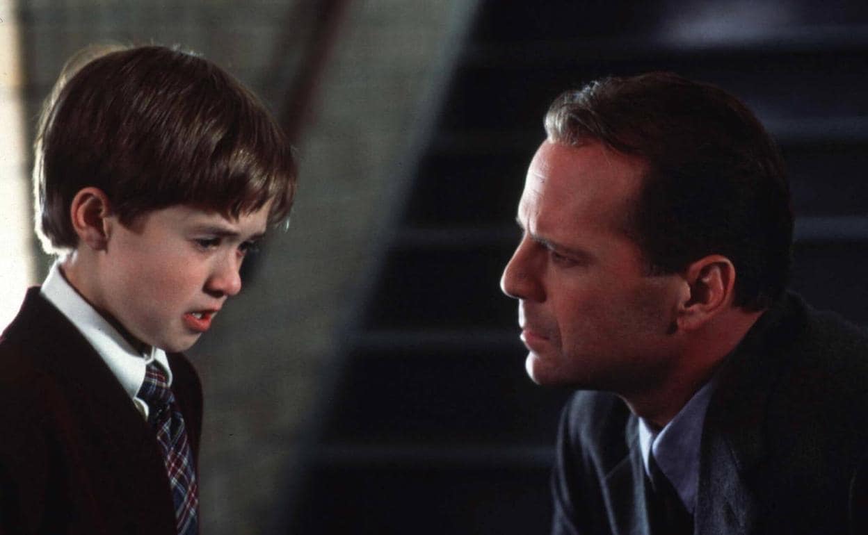 Cole Sear (Haley Joel Osment) a Malcom Crowe (Bruce Willis), los protagonistas de la cinta. 