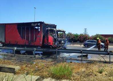 Imagen secundaria 1 - Tráfico en Valencia | Un camión en llamas causa retenciones en la pista de Silla