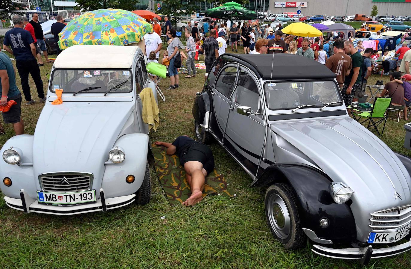 Modelos de Citroën 2CV reunidos en el encuentro en Samobor, Croacia, coincidiendo con el centenario de la marca. 