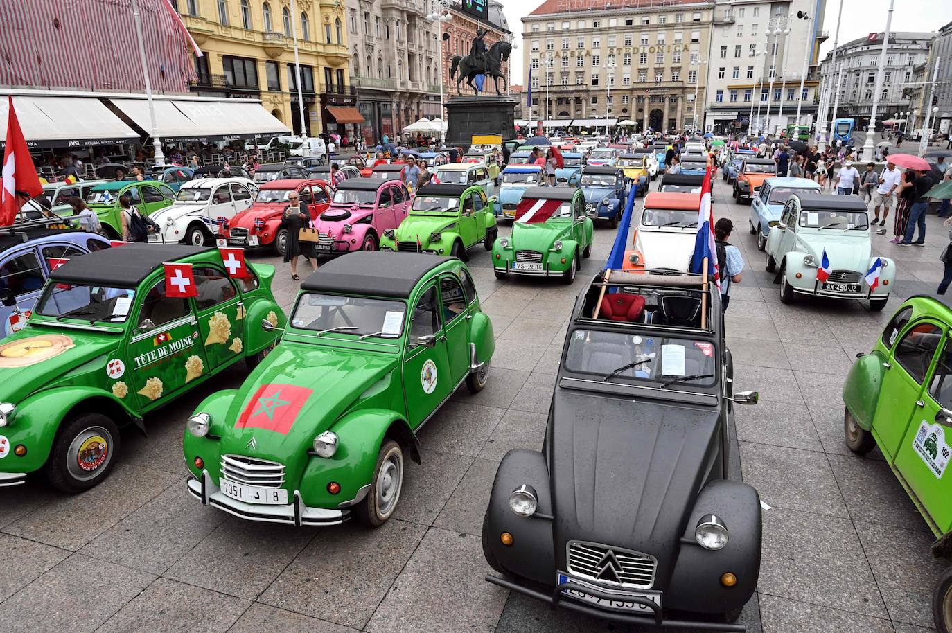 Modelos de Citroën 2CV reunidos en el encuentro en Samobor, Croacia, coincidiendo con el centenario de la marca. 