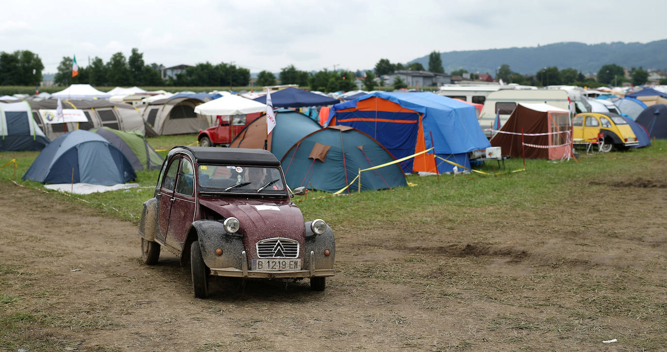 Modelos de Citroën 2CV reunidos en el encuentro en Samobor, Croacia, coincidiendo con el centenario de la marca. 