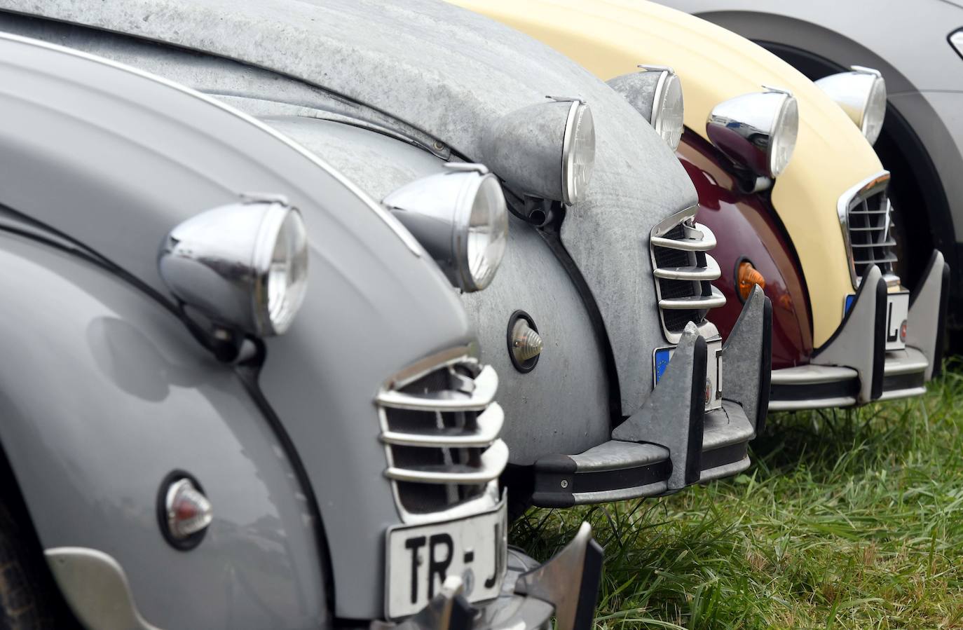 Modelos de Citroën 2CV reunidos en el encuentro en Samobor, Croacia, coincidiendo con el centenario de la marca. 