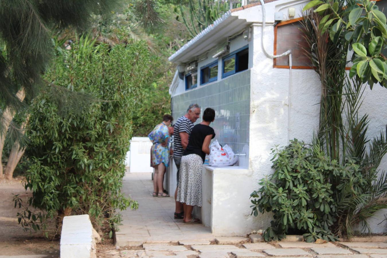 Huéspedes lavando ropa en el camping.