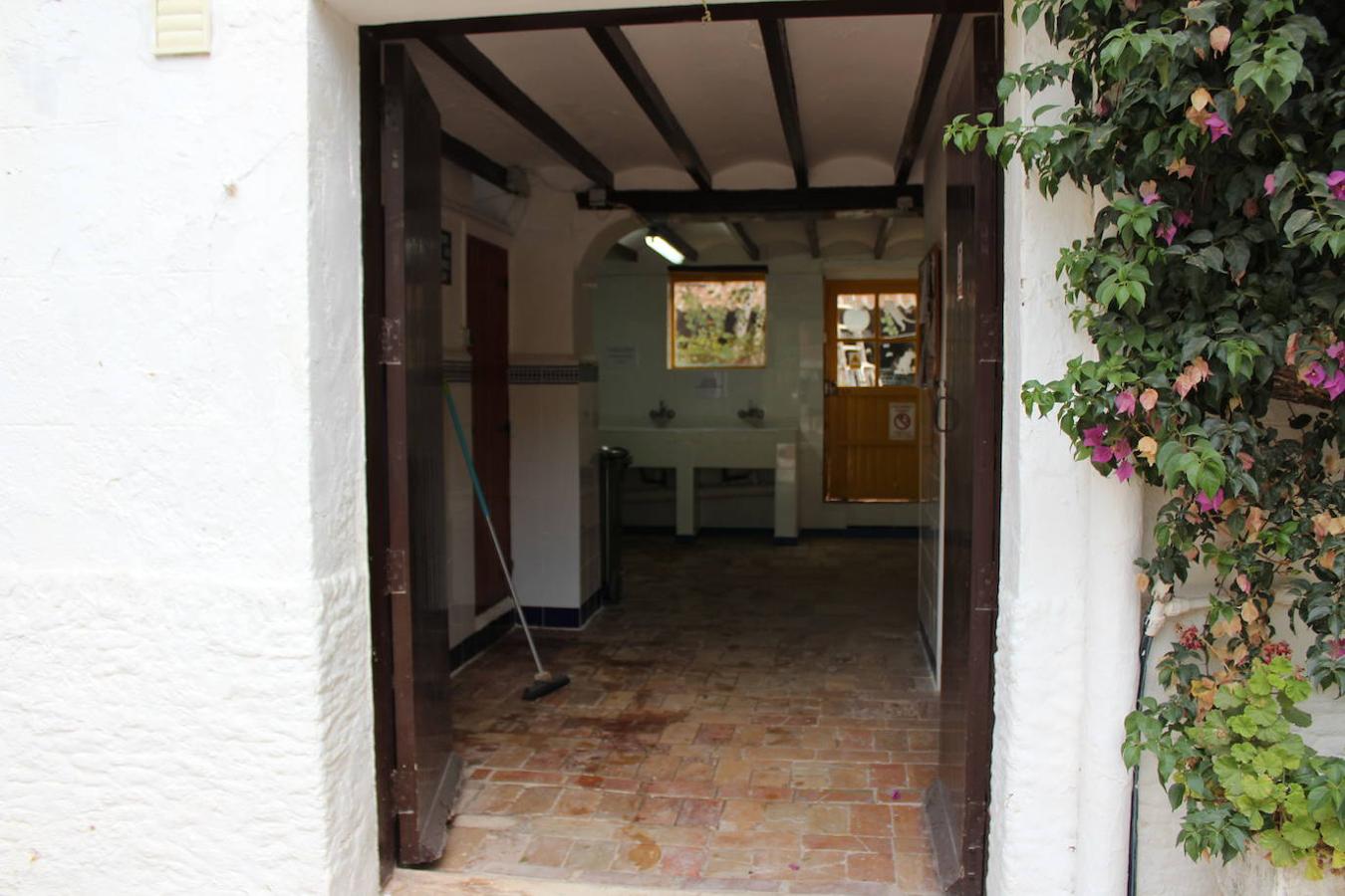 Baños del camping Los Pinos.