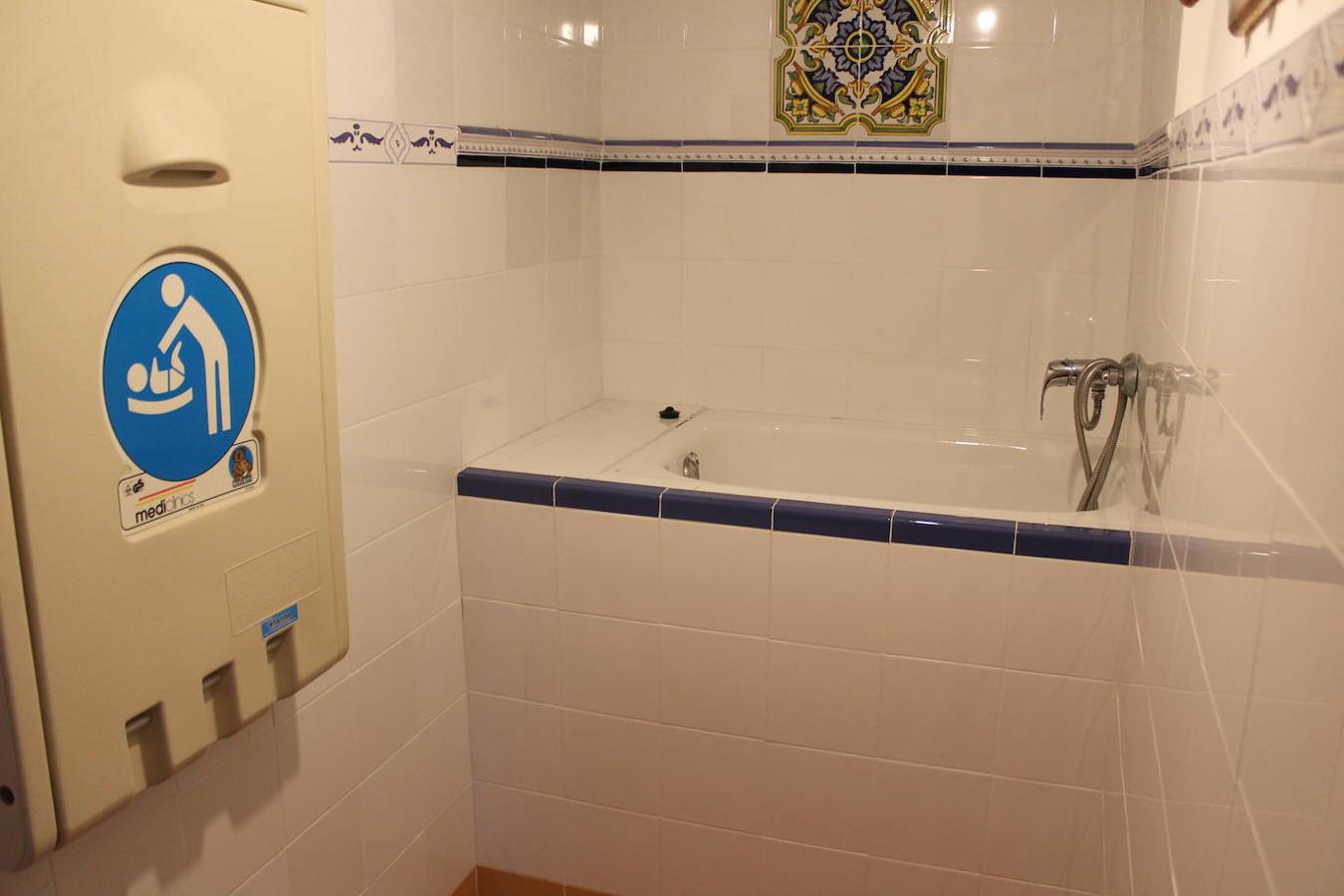 Baño de bebés del camping. 