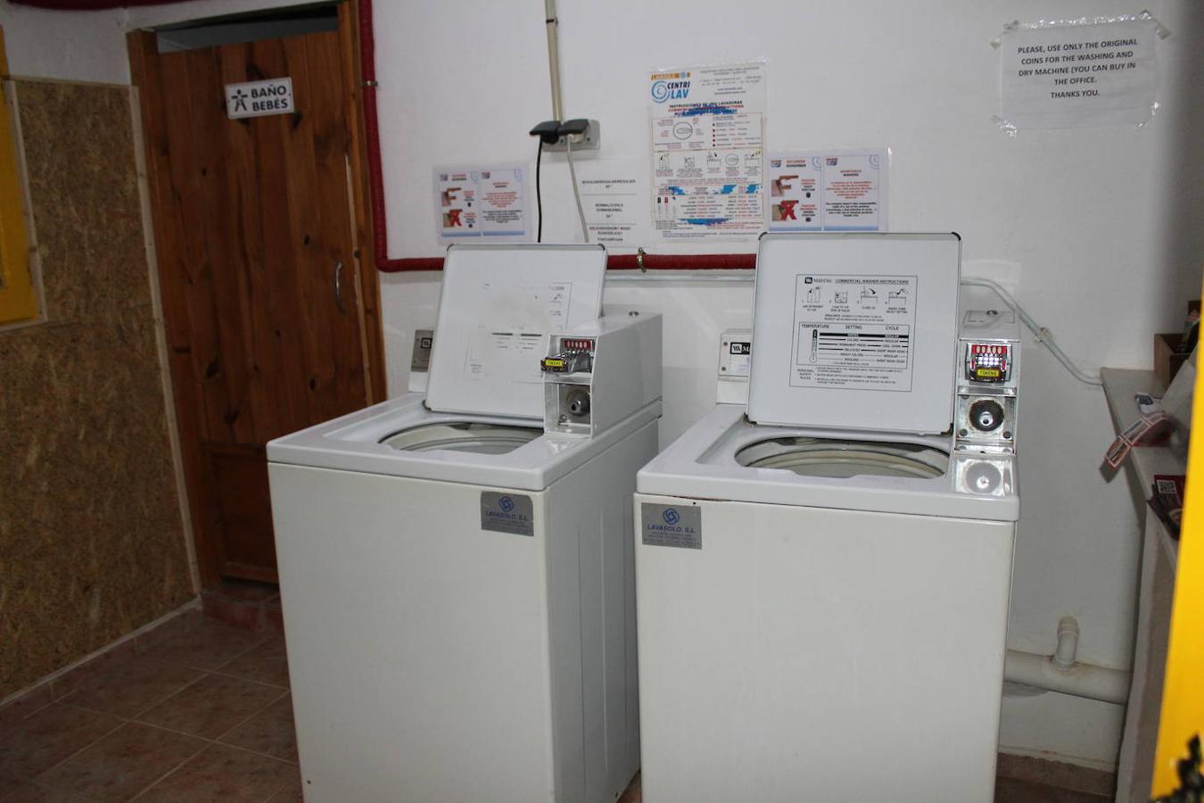 Lavadoras y secadoras del camping. 