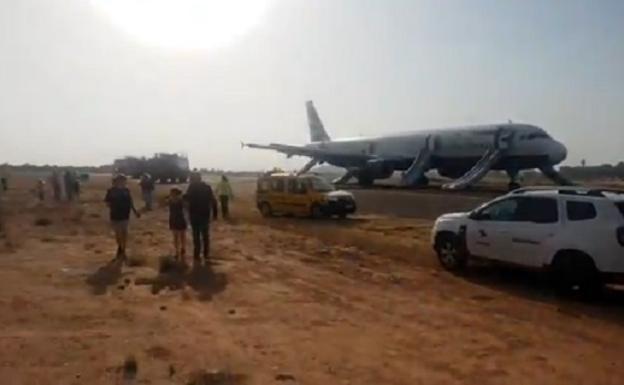 El avión incendiado en Valencia.