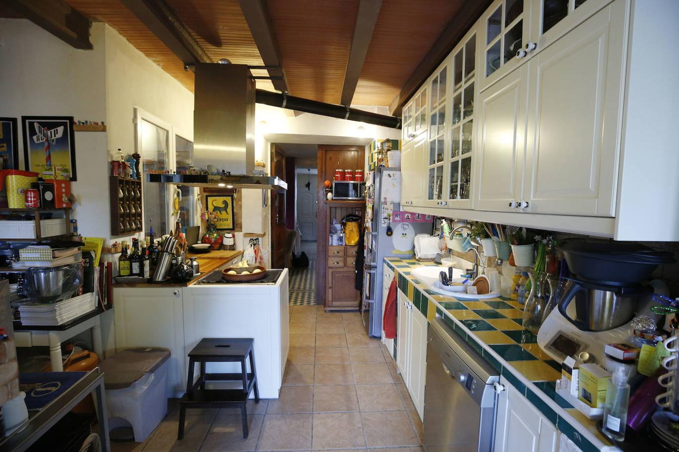 Hace veintiún años Queka encontró de casualidad la casa en Els Poblets que hoy acoge su hogar. «Yo soy de Ondara, y al nacer mi hijo decidí quedarme aquí para que creciera rodeado de la familia. Vivimos muy a gusto, hay muchos extranjeros y residentes con inquietudes culturales y gastronómicas que se implican en la vida del pueblo», explica. Desde el principio tuvo claro que no iba a acometer una reforma integral, sino que su deseo era ir transformándola a fuego lento para que fuera evolucionando según las necesidades. A la hora de decorar, confiesa Queka que le gusta rodearse de antigüedades, pues se siente atraída por lo viejo por ello, casi todas las piezas tienen una historia detrás. En la planta inferior el espacio se articula en torno a una cocina que ella mismo diseñó y que se exhibe como el resto de mobiliario. Además, está la habitación de su hijo y un baño. En la planta superior se ubica su dormitorio, el de su hija Anouk, un baño, la sala de estar y un cuarto donde atesora los más de mil películas que dejan huella sobre su amor por el cine.