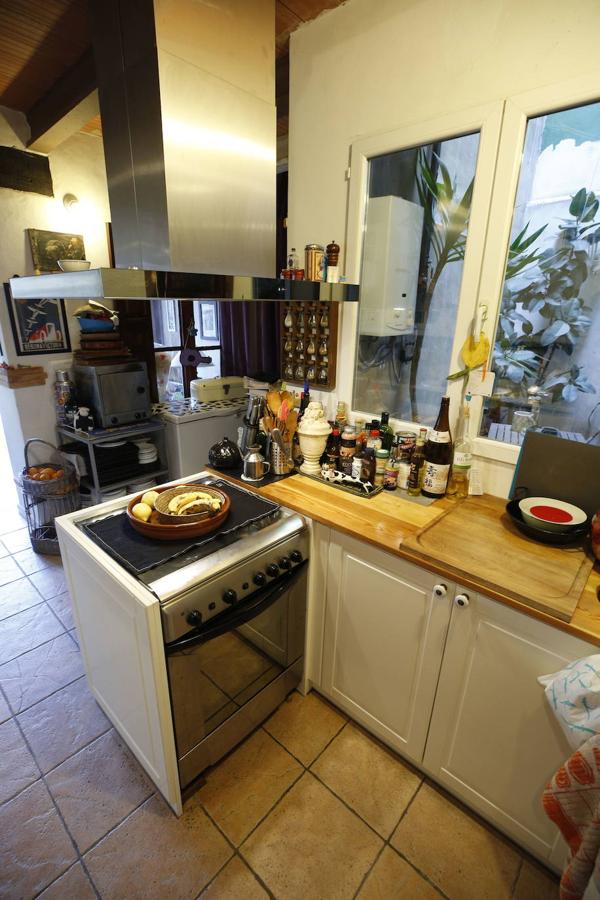 Hace veintiún años Queka encontró de casualidad la casa en Els Poblets que hoy acoge su hogar. «Yo soy de Ondara, y al nacer mi hijo decidí quedarme aquí para que creciera rodeado de la familia. Vivimos muy a gusto, hay muchos extranjeros y residentes con inquietudes culturales y gastronómicas que se implican en la vida del pueblo», explica. Desde el principio tuvo claro que no iba a acometer una reforma integral, sino que su deseo era ir transformándola a fuego lento para que fuera evolucionando según las necesidades. A la hora de decorar, confiesa Queka que le gusta rodearse de antigüedades, pues se siente atraída por lo viejo por ello, casi todas las piezas tienen una historia detrás. En la planta inferior el espacio se articula en torno a una cocina que ella mismo diseñó y que se exhibe como el resto de mobiliario. Además, está la habitación de su hijo y un baño. En la planta superior se ubica su dormitorio, el de su hija Anouk, un baño, la sala de estar y un cuarto donde atesora los más de mil películas que dejan huella sobre su amor por el cine.