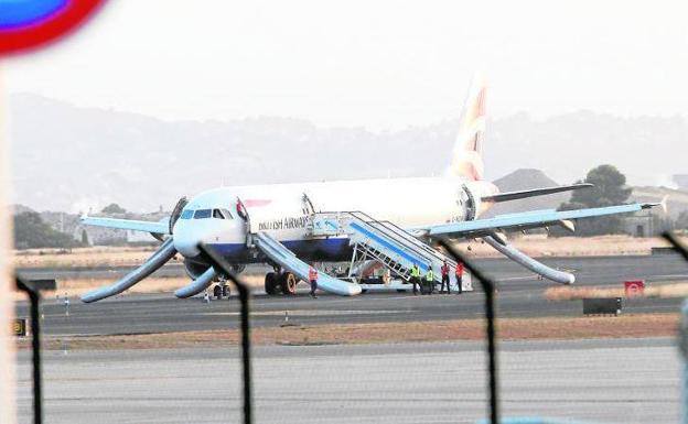 El avión de British Airways en la pista de aterrizaje, con las rampas todavía desplegadas. 