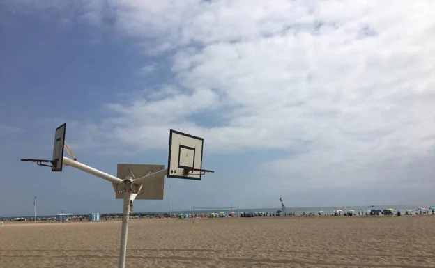 Canastas de baloncesto de la playa de la Malvarrosa. 