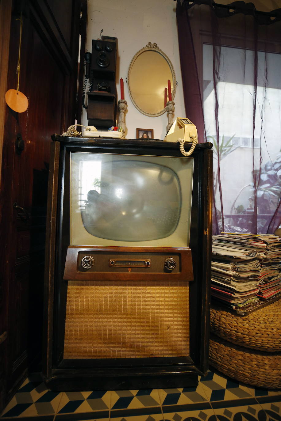 Hace veintiún años Queka encontró de casualidad la casa en Els Poblets que hoy acoge su hogar. «Yo soy de Ondara, y al nacer mi hijo decidí quedarme aquí para que creciera rodeado de la familia. Vivimos muy a gusto, hay muchos extranjeros y residentes con inquietudes culturales y gastronómicas que se implican en la vida del pueblo», explica. Desde el principio tuvo claro que no iba a acometer una reforma integral, sino que su deseo era ir transformándola a fuego lento para que fuera evolucionando según las necesidades. A la hora de decorar, confiesa Queka que le gusta rodearse de antigüedades, pues se siente atraída por lo viejo por ello, casi todas las piezas tienen una historia detrás. En la planta inferior el espacio se articula en torno a una cocina que ella mismo diseñó y que se exhibe como el resto de mobiliario. Además, está la habitación de su hijo y un baño. En la planta superior se ubica su dormitorio, el de su hija Anouk, un baño, la sala de estar y un cuarto donde atesora los más de mil películas que dejan huella sobre su amor por el cine.