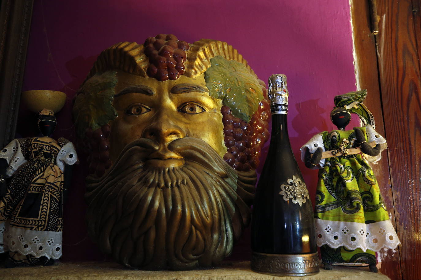 Hace veintiún años Queka encontró de casualidad la casa en Els Poblets que hoy acoge su hogar. «Yo soy de Ondara, y al nacer mi hijo decidí quedarme aquí para que creciera rodeado de la familia. Vivimos muy a gusto, hay muchos extranjeros y residentes con inquietudes culturales y gastronómicas que se implican en la vida del pueblo», explica. Desde el principio tuvo claro que no iba a acometer una reforma integral, sino que su deseo era ir transformándola a fuego lento para que fuera evolucionando según las necesidades. A la hora de decorar, confiesa Queka que le gusta rodearse de antigüedades, pues se siente atraída por lo viejo por ello, casi todas las piezas tienen una historia detrás. En la planta inferior el espacio se articula en torno a una cocina que ella mismo diseñó y que se exhibe como el resto de mobiliario. Además, está la habitación de su hijo y un baño. En la planta superior se ubica su dormitorio, el de su hija Anouk, un baño, la sala de estar y un cuarto donde atesora los más de mil películas que dejan huella sobre su amor por el cine.