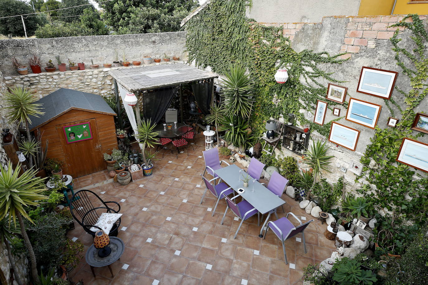 Hace veintiún años Queka encontró de casualidad la casa en Els Poblets que hoy acoge su hogar. «Yo soy de Ondara, y al nacer mi hijo decidí quedarme aquí para que creciera rodeado de la familia. Vivimos muy a gusto, hay muchos extranjeros y residentes con inquietudes culturales y gastronómicas que se implican en la vida del pueblo», explica. Desde el principio tuvo claro que no iba a acometer una reforma integral, sino que su deseo era ir transformándola a fuego lento para que fuera evolucionando según las necesidades. A la hora de decorar, confiesa Queka que le gusta rodearse de antigüedades, pues se siente atraída por lo viejo por ello, casi todas las piezas tienen una historia detrás. En la planta inferior el espacio se articula en torno a una cocina que ella mismo diseñó y que se exhibe como el resto de mobiliario. Además, está la habitación de su hijo y un baño. En la planta superior se ubica su dormitorio, el de su hija Anouk, un baño, la sala de estar y un cuarto donde atesora los más de mil películas que dejan huella sobre su amor por el cine.