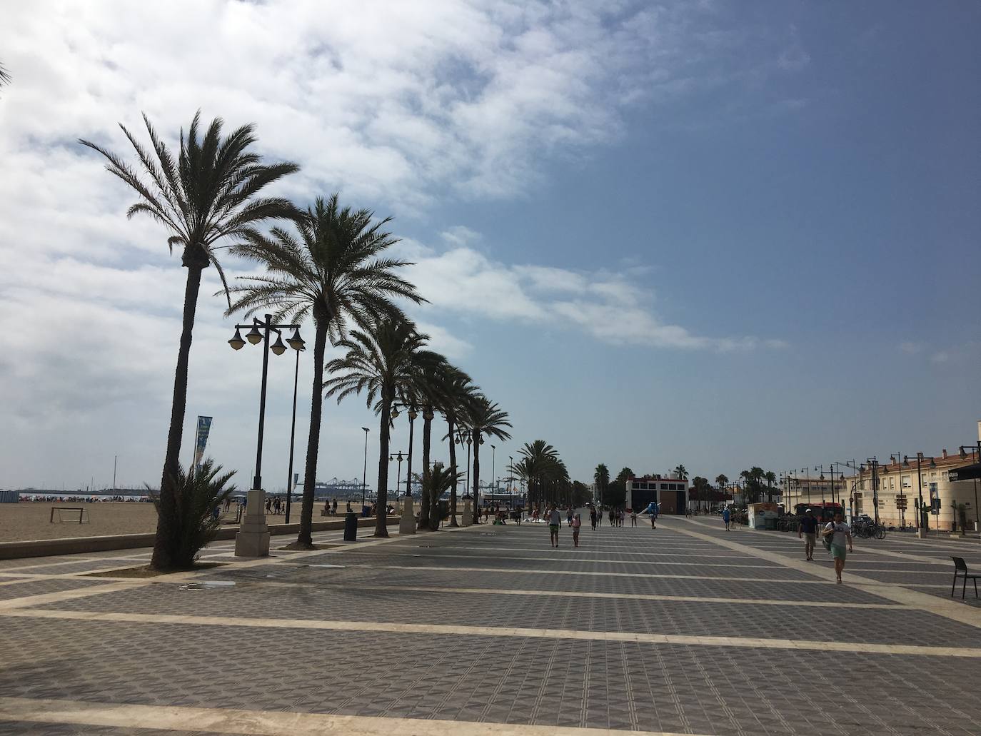 La Malvarrosa, la playa más emblemática y visitada de Valencia. 