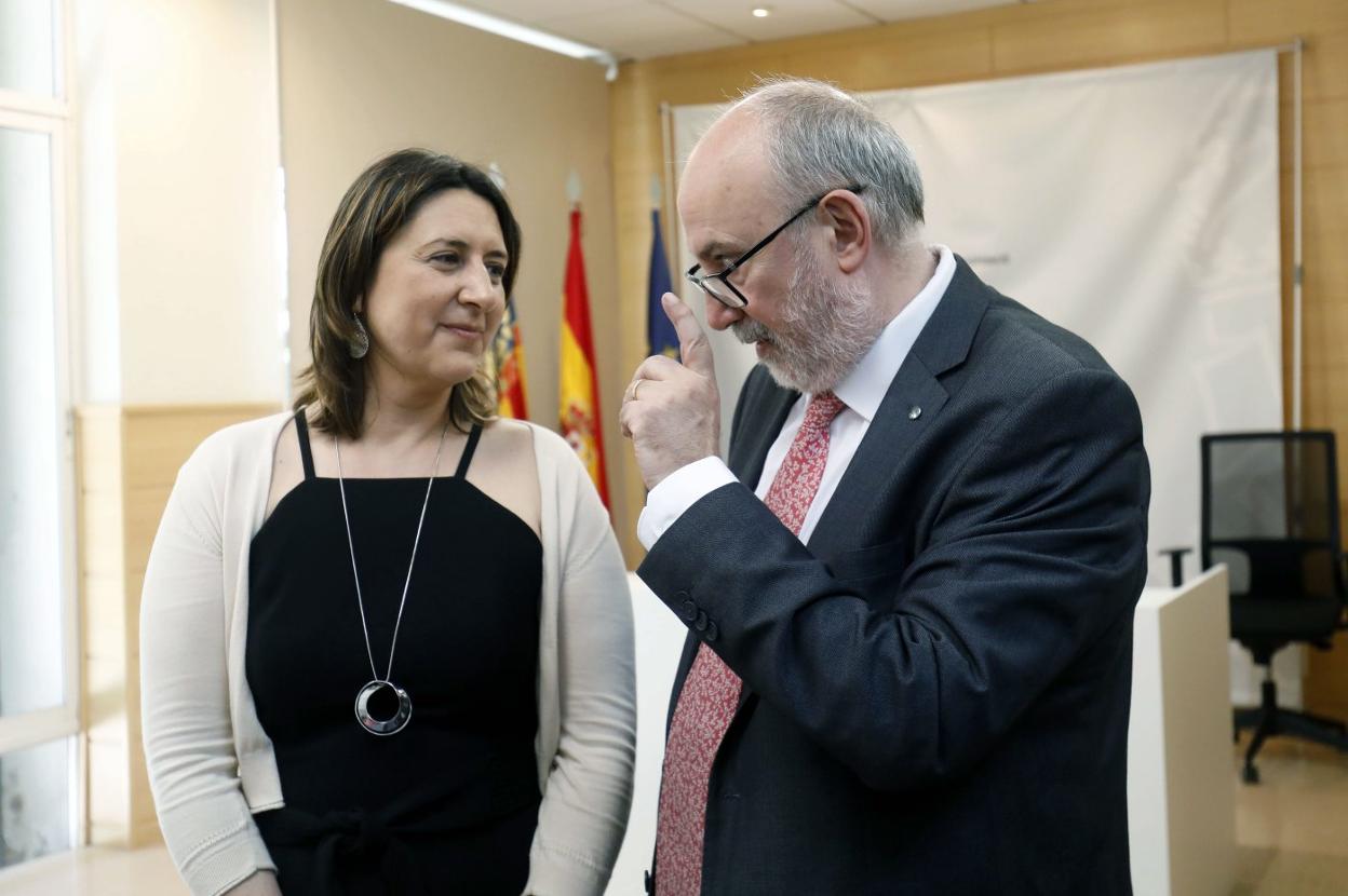 Rosa Pérez Garijo y Manuel Alcaraz, los dos consellers que han dado subvenciones al Observatori. 