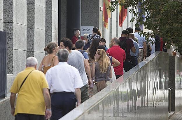 Cola de personas para acceder al edificio Prop de Valencia. 