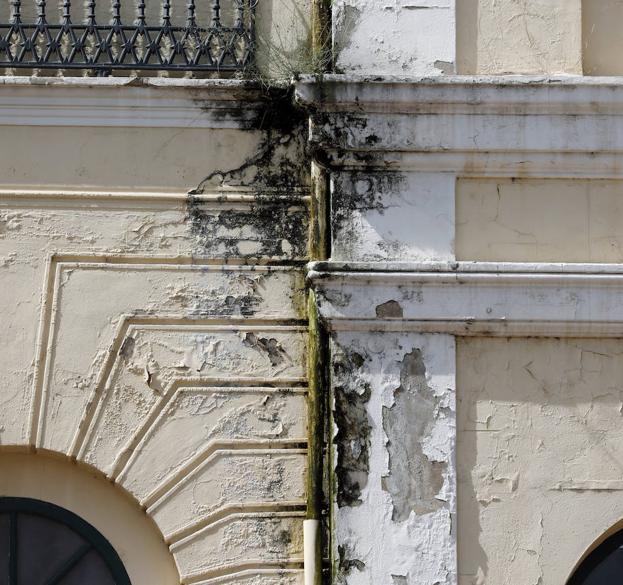 Fachada. Las fugas tiñen las paredes de humedades y las desconcha.