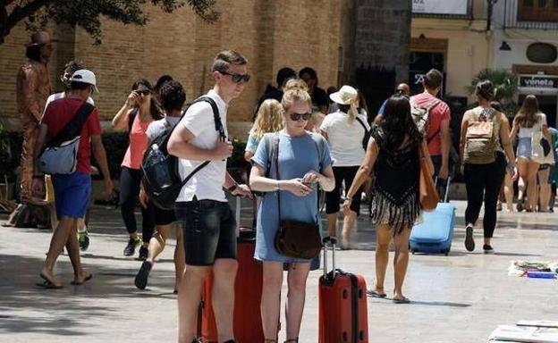 Colomer responde a los socios que la tasa turística no está en la hoja de ruta del Consell