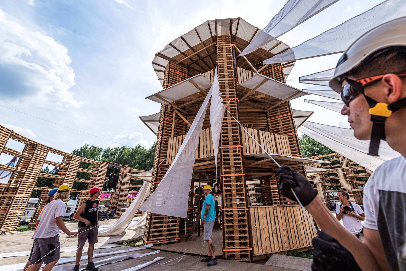 En Hungría se celebra el Sziget Festival 2019, uno de los festivales más importantes del verano. La fiesta ha empezado este 7 de agosto y continuará sin descanso hasta el próximo día 13. El cartel está encabezado durante estos días de festival con artistas de la talla de Ed Sheeran, Franz Ferdinand y Martin Garrix, entre otros.