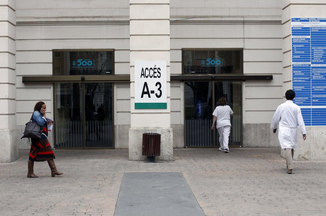 Personal sanitario accede a las instalaciones del Hospital General de Valencia. 